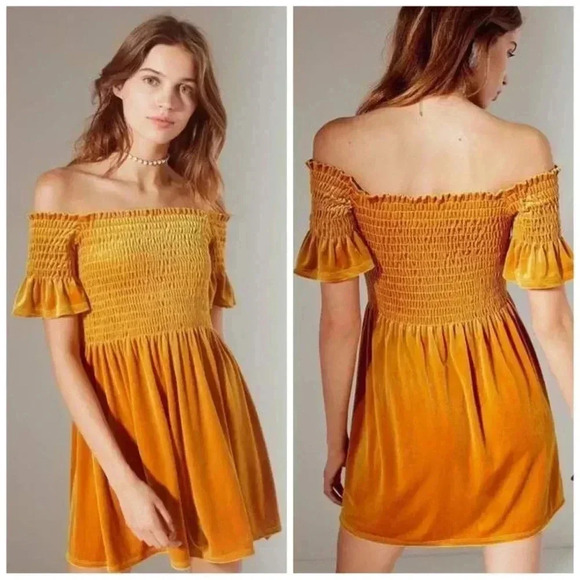 Urban Outfitters Clara Velvet Off The Shoulder Dress Size Large - Picture 1 of 5